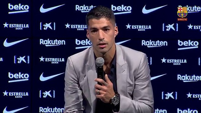 Suarez nghẹn ngào trong buổi họp báo chia tay Barca