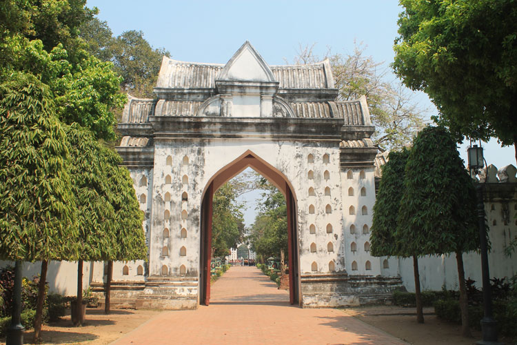 Lạ lùng khu tàn tích cổ trở thành thánh địa loài khỉ, phải luôn cảnh giác khỏi bị khỉ cướp đồ - 10