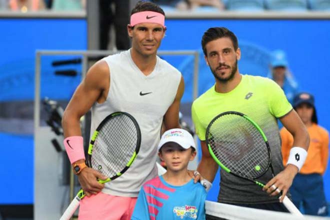 Nadal (trái) chắc chắn không muốn bị Dzumhur gọi tên theo cách này