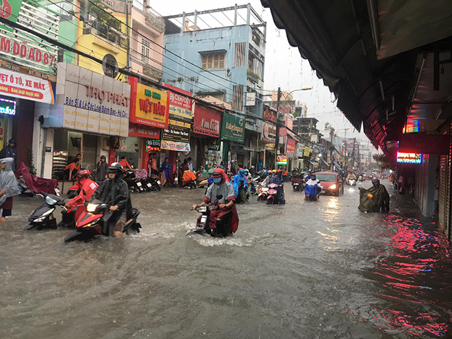 &nbsp;Chiều 24/9, nhiều khu vực ở TP.HCM xảy ra mưa lớn kéo dài trong nhiều giờ khiến hàng loạt tuyến đường ở các quận Bình Thạnh, Thủ Đức, quận 2, quận 9…bị ngập nặng.