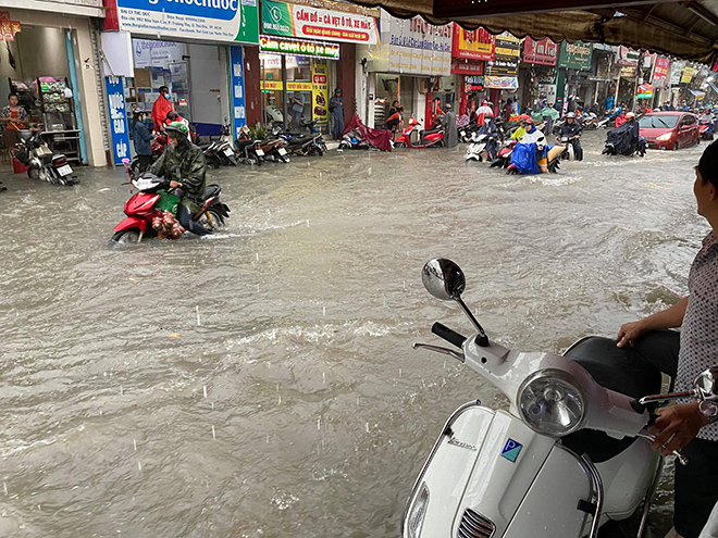 Về nguyên nhân ngập, mới đây Sở Xây dựng TP.HCM cho biết, quận Thủ Đức đang đô thị hóa rất nhanh, những khu vực đất tự nhiên nay đã được bê tông hóa làm mất khả năng thấm, điều hòa nước, trong khi hệ thống hạ tầng khu vực không còn đáp ứng được nhu cầu sử dụng. Ngoài ra còn có nguyên nhân là địa hình trũng thấp, tuyến cống, mương nhỏ được đầu tư từ lâu, thường xuyên bị ngậm nước làm giảm khả năng thoát nước,…