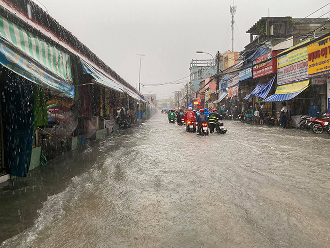 Ngoài đường nước chảy cuồn cuộn như lũ quét, trong chợ tiểu thương dọn hàng “chạy lụt” - 3