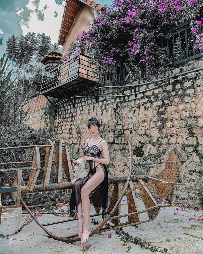 Elly Trần mặc nguyên bộ đồ ngủ sexy "check-in" ở một địa điểm lãng mạn.
