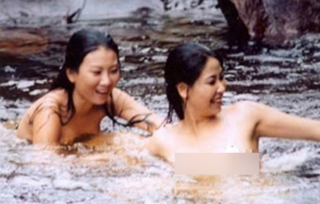 Sau khi nổi tiếng, Hà Kiều Anh tiếp tục đam mê với nghề diễn khi nhận lời đóng phim Lục Vân Tiên. Hoa hậu không ngại diễn cảnh tắm suối đầy nóng bỏng cùng bạn diễn Mỹ Uyên.
