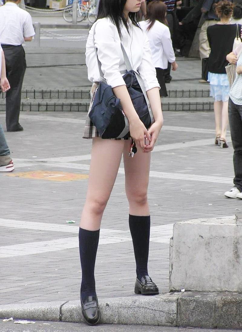 Không thiếu hình ảnh những chiếc váy đồng phục ngắn "chẳng tày ngang" tràn lan trên đường phố.