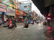 Tin tức trong ngày - Ngoài đường nước chảy cuồn cuộn như lũ quét, trong chợ tiểu thương dọn hàng “chạy lụt”