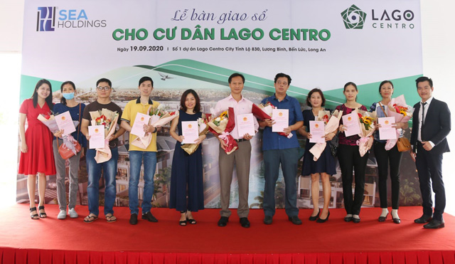 Niềm vui của những khách hàng khi được nhận sổ đỏ cho lô đất nền của mình.