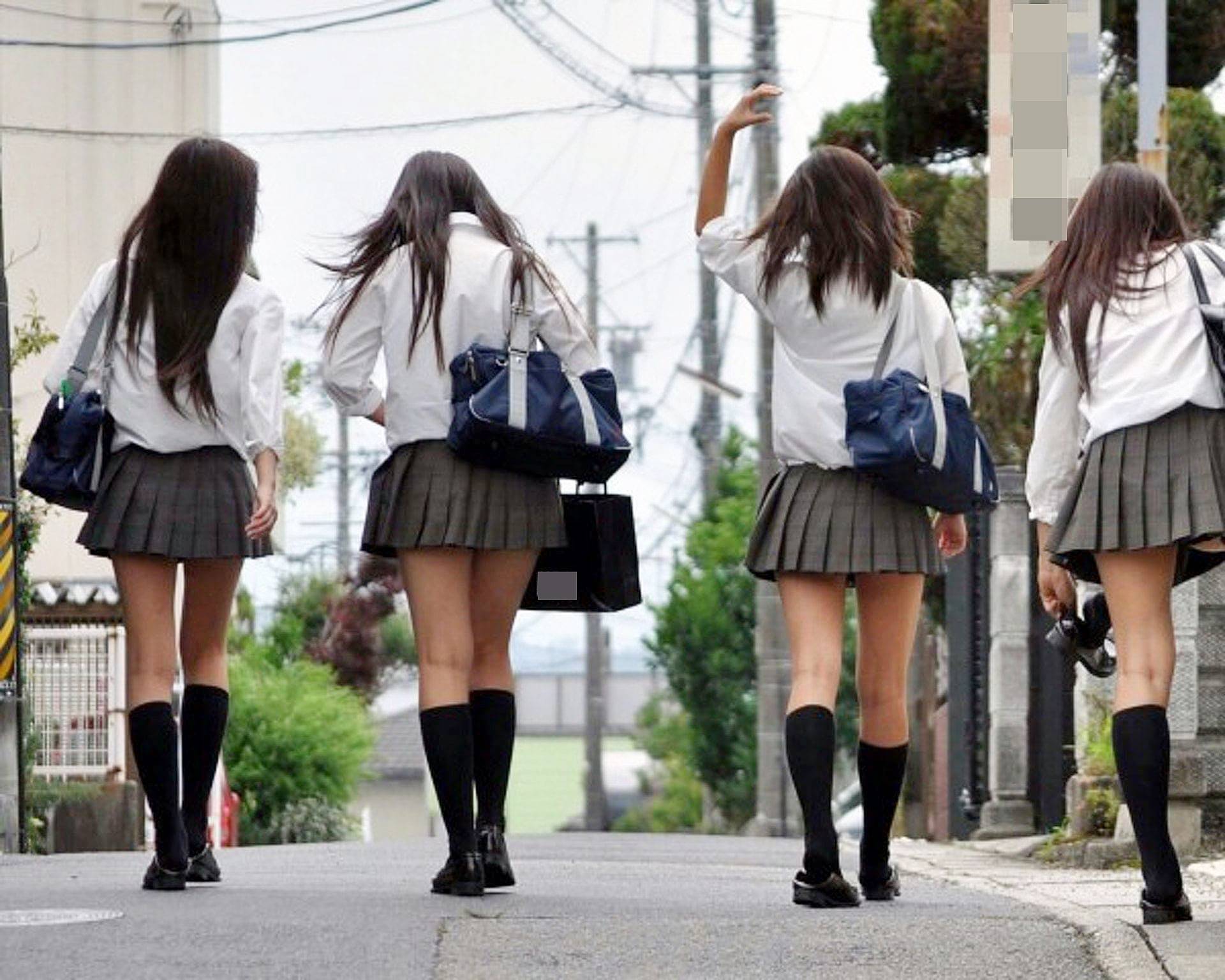 Một trong những nguyên nhân của chiếc váy ngắn là&nbsp;nhằm tiết kiệm vải.