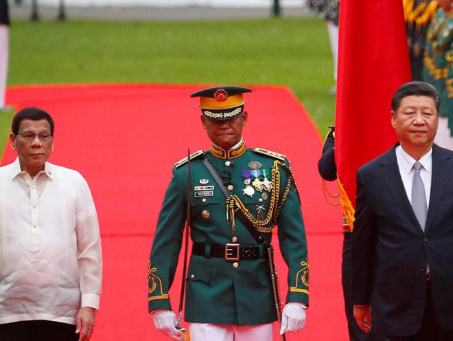 Tổng thống Philippines Rodrigo Duterte (trái) tiếp đón Chủ tịch TQ Tập Cận Bình (phải) trong chuyến thăm Manila chính thức của ông Tập Cận Bình hồi tháng 11-2018. Ảnh: REUTERS