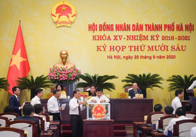 Ông Chu Ngọc Anh trong ngày đầu tiên nhận nhiệm vụ Chủ tịch UBND TP Hà Nội - 3