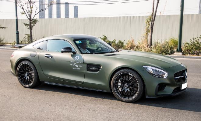 Điển hình như chiếc Mercedes-AMG GT S phiên bản Edition 1, vốn chỉ được sản xuất giới hạn trong năm đầu tiên khi dòng xe này ra mắt. Xe được nhập khẩu chính hãng vào năm 2015 với mức giá sau thuế vào khoảng 8,5 tỷ đồng.