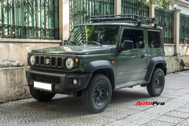 Ông Vũ vừa bất ngờ bổ sung vào bộ sưu tập xe đồ sộ chiếc Suzuki Jimny giá 1,4 tỷ đồng, hàng hiếm chỉ có 2 chiếc tại Việt Nam. Chiếc thứ 2 có màu xám.&nbsp;