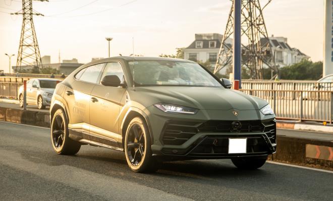 Lamborghini Urus được gắn thêm ăng-ten nhằm khuếch tán tín hiệu của bộ đàm trong xe. Dưới nắp ca-pô là khối động cơ V8 tăng áp kép, dung tích 4 lít trên Urus cho công suất tối đa 650 mã lực, mô men xoắn 850 Nm, kết hợp hộp số tự động 8 cấp và hệ dẫn động bốn bánh.