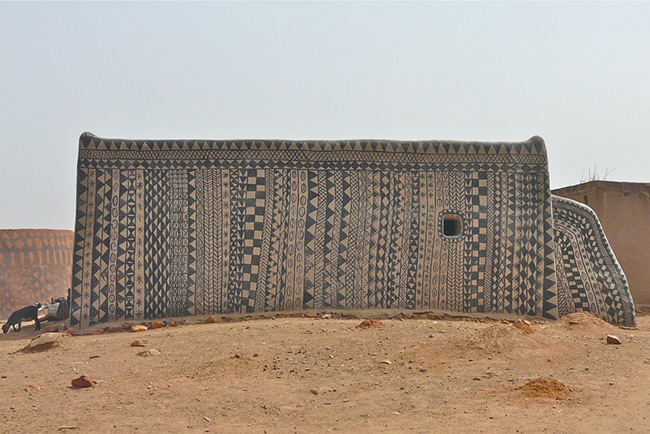 Ngôi làng nhỏ nhưng đầy hấp dẫn có tên Tiebele ở đất nước Burkina Faso xa xôi là một minh chứng rõ ràng nhất cho những phong tục kỳ lạ đó.

