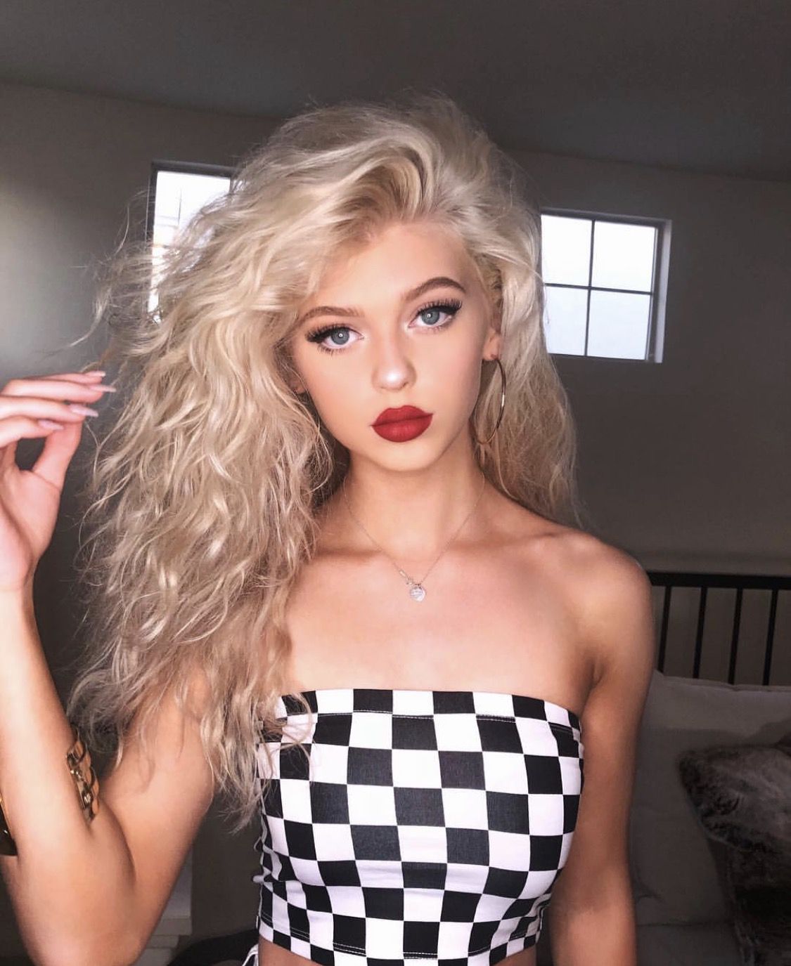 Loren Gray được ca ngợi là cô gái mang vẻ đẹp của búp bê Barbie ngoài đời thật.