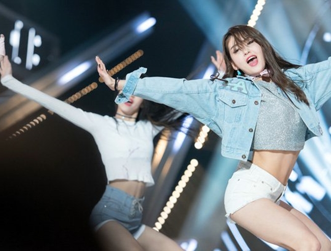 Khi tham gia chương trình "Produce 101" Jeon Somi cũng nhiều lần diện những chiếc quần hot pants ngắn cùng áo croptop.
