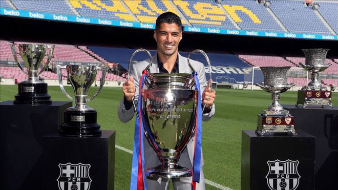 Luis Suarez chụp ảnh kỷ niệm bên các danh hiệu đã có trong 6 năm gắn bó với Barca trước khi chia tay CLB này