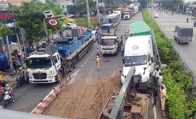 Cơ quan chức năng có mặt xử lý vụ tai nạn