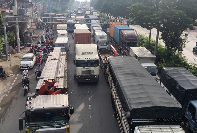 Hàng ngàn phương tiện xếp hàng dài trên Quốc lộ hướng từ Suối Tiên về An Sương