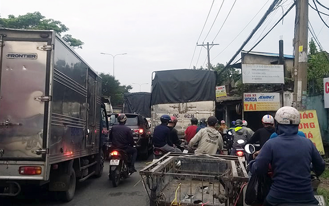 Đến 11h30 cùng ngày, hiện trường vụ tai nạn đã được xử lý xong nhưng giao thông qua khu vực vẫn còn ùn tắc kéo dài.