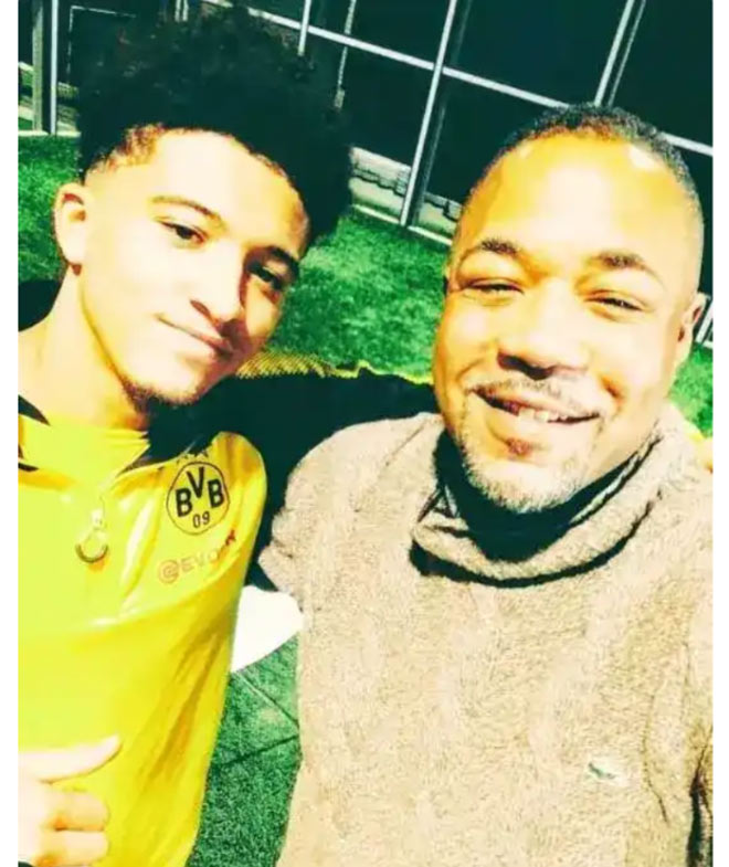 "Quỷ đỏ" muốn thông qua Emeka Obasi - người đại diện thân tín của Jadon Sancho để thuyết phục Dortmund "nhả người" vào phút chót