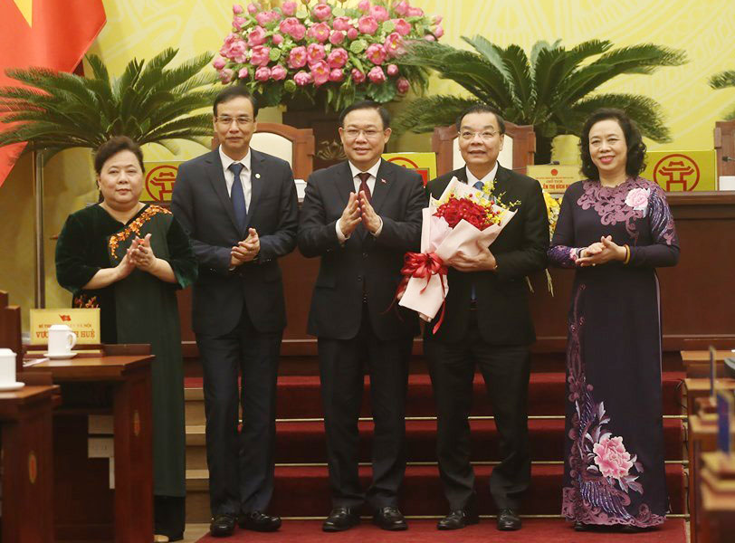 Ông Chu Ngọc Anh - tân Chủ tịch UBND TP.Hà Nội được tặng hoa chúc mừng