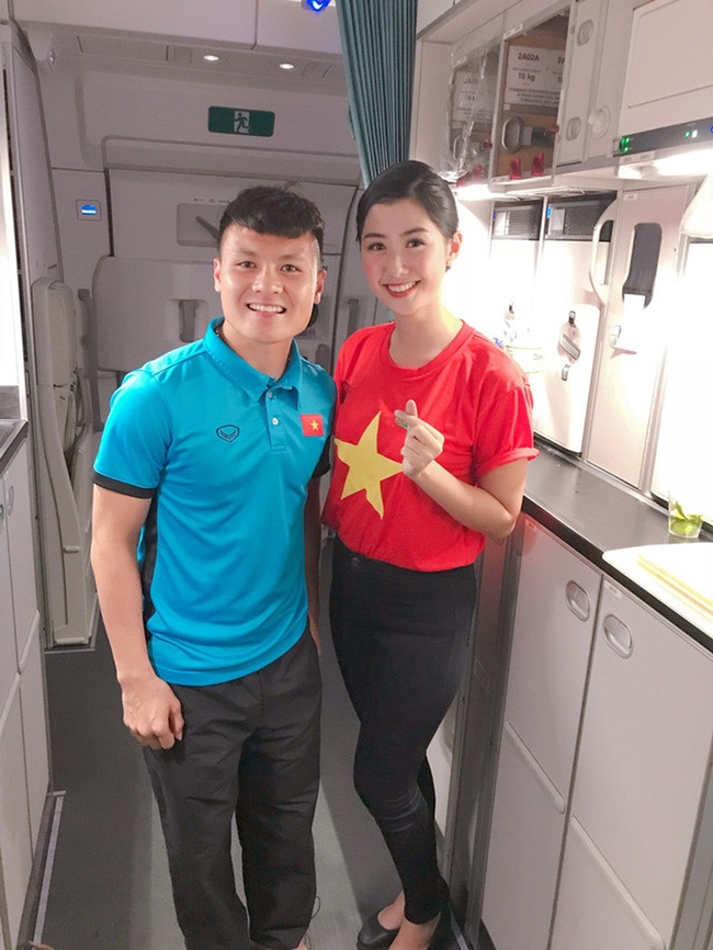 Năm 2018, Ngọc Linh gây chú ý khi chia sẻ bức ảnh chụp cùng các cầu thủ tuyển Việt Nam trên chuyến bay từ Malaysia về nước chuẩn bị cho trận chung kết lượt về AFF Cup 2018. Ảnh: Phạm Ngọc Linh chụp ảnh cùng Quang Hải.
