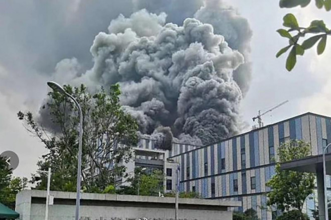 Những đám khói đen bốc lên trong vụ cháy chiều 25-9 tại trung tâm nghiên cứu của Huawei ở TP Đông Hoản. Ảnh: SCMP