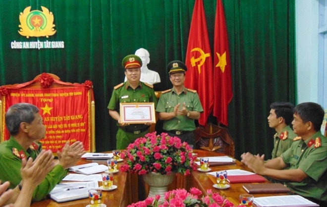 Thượng tá Nguyễn Thành Long, Phó Giám đốc Công an tỉnh Quảng Nam trao giấy khen cho Công an huyện Tây Giang