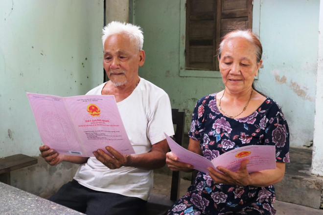 Ông Chung và bà Dinh được nhận giấy chứng nhận quyền sử dụng đất sau 14 năm chờ đợi