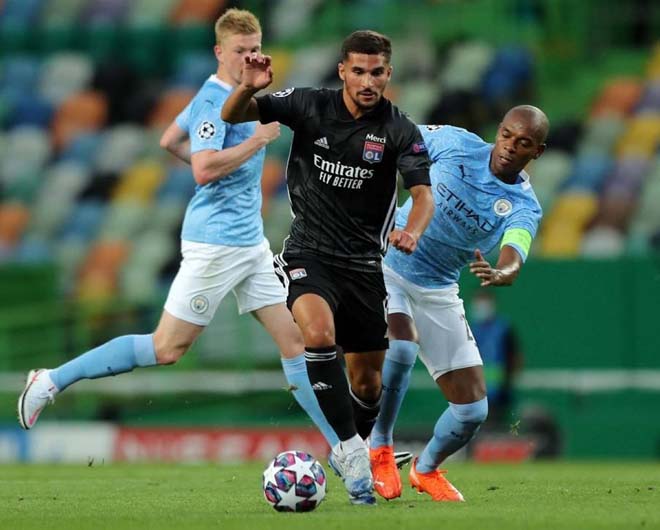 Houssem Aouar (áo đen) tỏa sáng, giúp Lyon đánh bại Man City ở Champions League hồi tháng 8