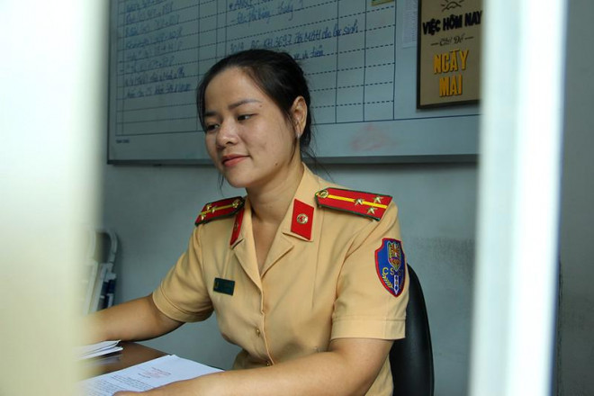 Thượng úy Cao Thị Hồng Ngọc, Đội CSGT Bàn Cờ là bóng hồng duy nhất của đơn vị, phụ trách công tác tham mưu. Ảnh: LÊ THOA