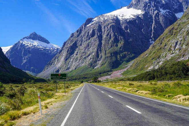 Đường Milford (New Zealand): Con đường hơn 230 km này nối Te Anau với Milford Sound, từng là trường quay cho bộ phim nổi tiếng "Chúa tể của những chiếc nhẫn". Dọc theo đại lộ là các hồ nước trong vắt, soi rõ ngọn núi Earl vào những ngày lặng gió. Du khách thường dừng lại để chụp ảnh cảnh quan tuyệt đẹp từ rừng nhiệt đới đến thác nước hùng vĩ. Ảnh: 10 Most Today.