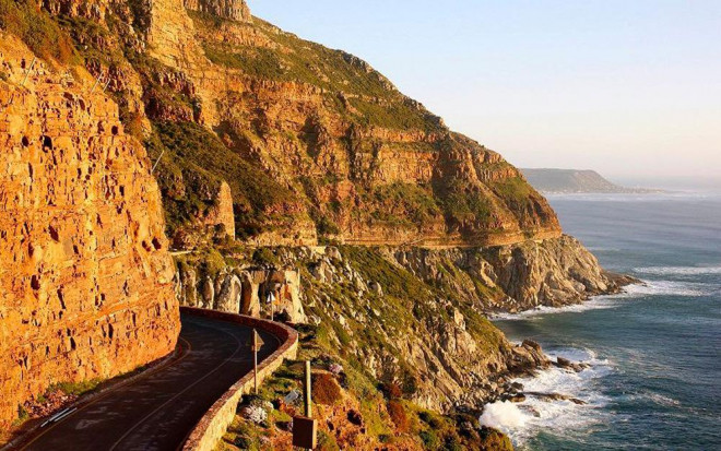 Chapman's Peak Drive (Nam Phi): Không thể thiếu trong danh sách những đường cao tốc đẹp nhất trên thế giới đó chính là Chapman's Peak Drive ở Cape Town, Nam Phi. Con đường tuyệt vời này là một tuyến đường dài 9 km với hơn một trăm cung đường. Một chuyến đi dọc con đường sẽ là những giây phút bạn có thể trải nghiệm và tận mắt chứng kiến vô vàn cảnh đẹp thiên nhiên tưởng chừng chỉ có trên phim ảnh. Ảnh: 10 Most Today.