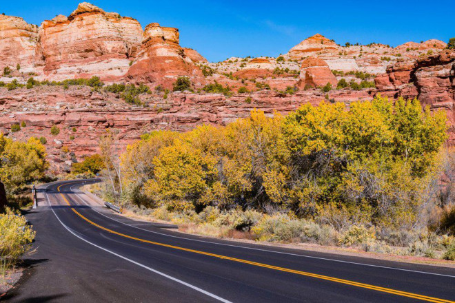 Đường State Route 12 (Utah): Con đường dài 199 km này đi qua toàn bộ vùng miền Tây Nam của Utah. Mất khoảng 4 thập kỷ để xây dựng và kết nối các địa điểm giữa Công viên Quốc gia Capitol Reef và Hẻm núi Bryce. Các điểm du lịch khác như Bảo tàng Quốc gia Staircase-Escalante, Rừng Quốc gia Dixie, Bảo tàng Công viên Bang Anasazi và Công viên Bang Kodachrome Basin dễ dàng được tiếp cận nếu bạn đi trên con đường này. Ảnh: 10 Most Today.