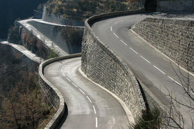 Col De Turini (Pháp): Ẩn mình trong dãy núi Alps của miền Nam nước Pháp, Col De Turini là một đường cao tốc nổi tiếng thu hút lượng khách du lịch lớn và những người đam mê thể thao. Mỗi năm, đường cao tốc Pháp này trở thành một địa điểm tổ chức đua xe cho giải Monte Carlo vô địch thế giới, nơi mà các tay đua điều khiển xe để đạt được tốc độ tối đa hơn một trăm mười dặm một giờ. Bên cạnh việc tổ chức một sự kiện uy tín, con đường còn được biết đến với khung cảnh thiên nhiên cực đẹp mà khi tới bạn sẽ phải trầm trồ mê mẩn. Ảnh: 10 Most Today.