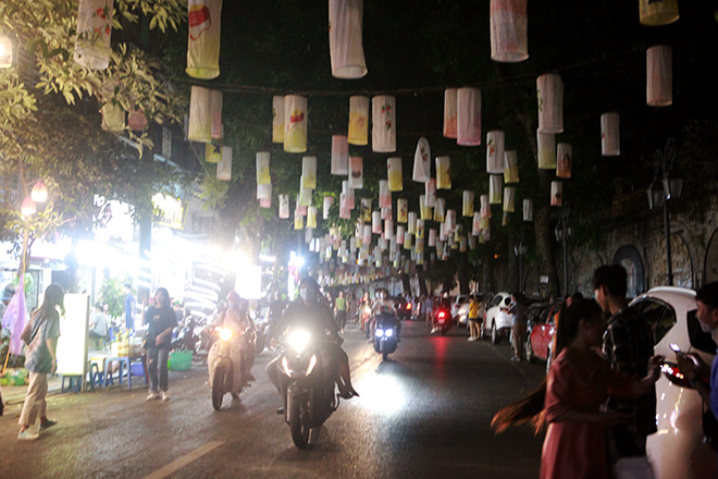 Phố bích họa Phùng Hưng treo đèn lồng đón Trung thu.