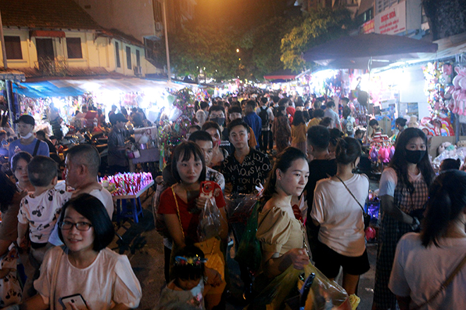 Từ 19h, lối vào chợ Trung thu truyền thống&nbsp;từ Hàng Đường, Hàng Rươi, Hàng Khoai đến Hàng Lược… chặt kín người.