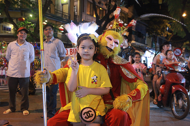 Nhiều trẻ em thích thú khi gặp "Tôn Ngộ Không" trên phố. Để được chụp hình với nhân vật này, phụ huynh bỏ ra 20.000 đồng&nbsp;để mua một que kẹo, sau đó được chụp hình miễn phí.