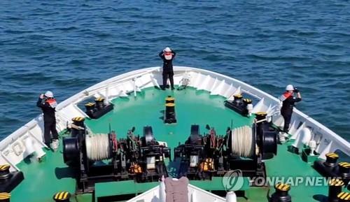 Hải quân và Cảnh sát biển Hàn Quốc tìm kiếm thi thể quan chức Hàn Quốc bị bắn chết. Ảnh: Yonhap