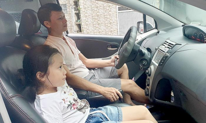 Theo đề xuất của Bộ Công an, trẻ em dưới 12 tuổi (hoặc trẻ có chiều cao dưới 1,35m) không được ngồi ghế phía trước ô tô và trẻ em dưới 4 tuổi phải có ghế chuyên dụng. Ảnh: Văn Huế