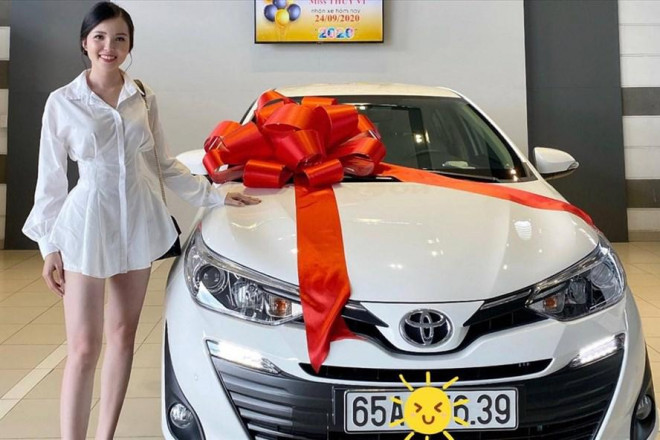 Thúy Vi đi nhận xế hộp Toyota Vios