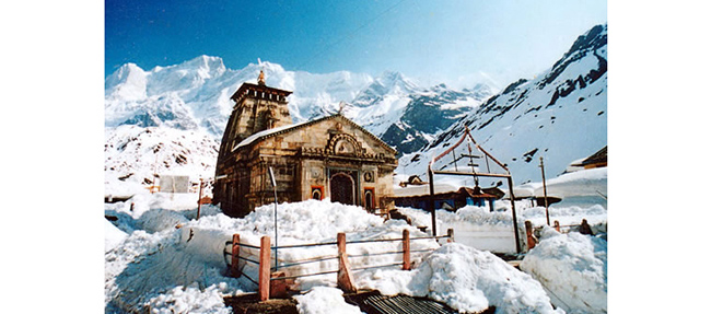 Đền Kedarnath, Uttarakhand: Nằm ở độ cao khoảng 3583m, đền Kedarnath Shiva được xếp vào danh sách những đền thờ Hindu nằm ở độ cao nhất trên thế giới. Người ta phải đi bộ một chuyến đi dài đến 21 km. 
