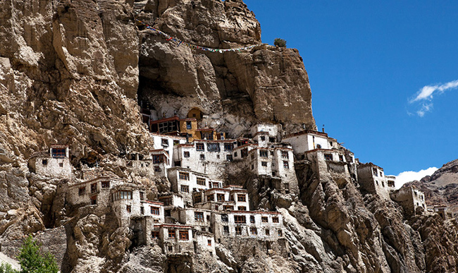 Phuktal, Ladakh: Tu viện ngoạn mục nhất được tạc từ miệng của một ngọn núi khổng lồ, Phuktal là một kỳ quan thiên nhiên. Ngôi đền Phật giáo này nằm ở độ cao khoảng 3850m và được xây dựng từ thế kỷ 12. 
