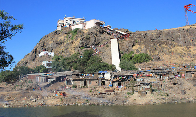 Đền Pavagadh Mahakali, Gujarat: Nằm trên đồi Pavagadh là ngôi đền Mahakali nổi tiếng ở độ cao khoảng 762m so với mực nước biển. Bạn chỉ có thể đi đến ngôi đền bằng một con đường đi bộ dài 5km xuyên qua một khu rừng rậm rạp.