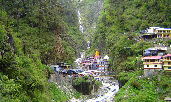 Đền Yamunotri, Uttarakhand: Đền Yamunotri nằm ở độ cao 3293m và đẹp như tranh vẽ. Chỉ có thể tiếp cận khu vực đền thờ bằng cách đi bộ từ Hanuman Chatti (6km) và Janki Chatti (4km).&nbsp;