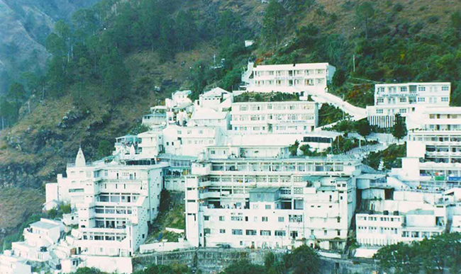 Đền Vaishno Devi, Jammu &amp; Kashmir: Mặc dù gặp nhiều khó khăn để tiếp cận, nhưng đền Vaishno Devi vẫn thu hút một lượng lớn khách du lịch. Ngôi đền Hindu rất được tôn kính này nằm ở độ cao khoảng 1585m.&nbsp;