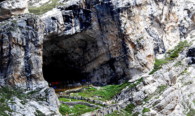 Đền hang Amarnath, Jammu &amp; Kashmir: Bí ẩn, đẹp đẽ và đầy thách thức để tiếp cận, ngôi đền Amarnath nằm ở độ cao khoảng 3888m đòi hỏi bạn phải có đủ trí lực và thể chất bền bỉ để đến được.&nbsp;