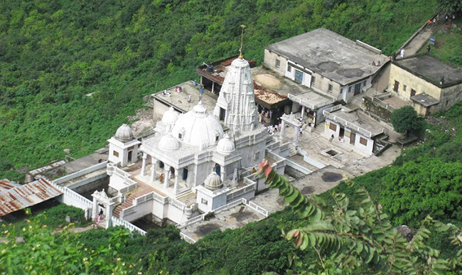 Đền Shikhar Ji, Jharkhand: Nằm ở độ cao khoảng 1350m ở đồi Parasnath thuộc quận Giridih, Jharkhand, đền Shikhar Ji là một trong những địa điểm tôn giáo tốt lành nhất cho những người theo đạo Kỳ Na giáo dù phải đi bộ từ 14 đến 18 dặm từ Trạm Giridih. 
