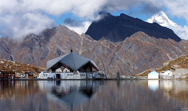 Hemkund Sahib, Uttarakhand: Nằm ở độ cao khoảng 4632m ở quận Chamoli của Uttarakhand, Hemkund Sahib là Gurudwara cao nhất của cộng đồng người Sikh. Phải đi bộ 13km mới đến được công trình kiến trúc bằng đá cẩm thạch trắng hình ngôi sao này.